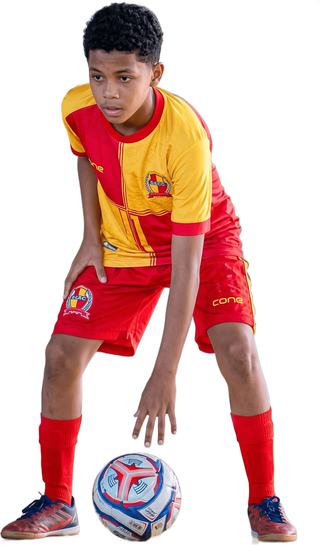 Atleta da ADEC, de uniforme vermelho e amarelo, se preparando para dominar a bola