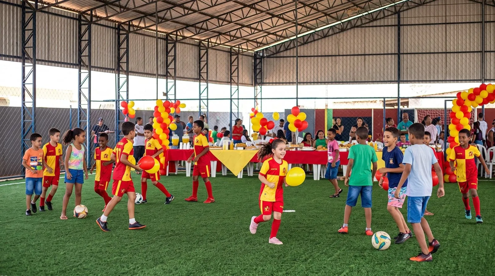 Crianças do Pequenos Gigantes brincam com bolas e balões na festa do Dia das Crianças